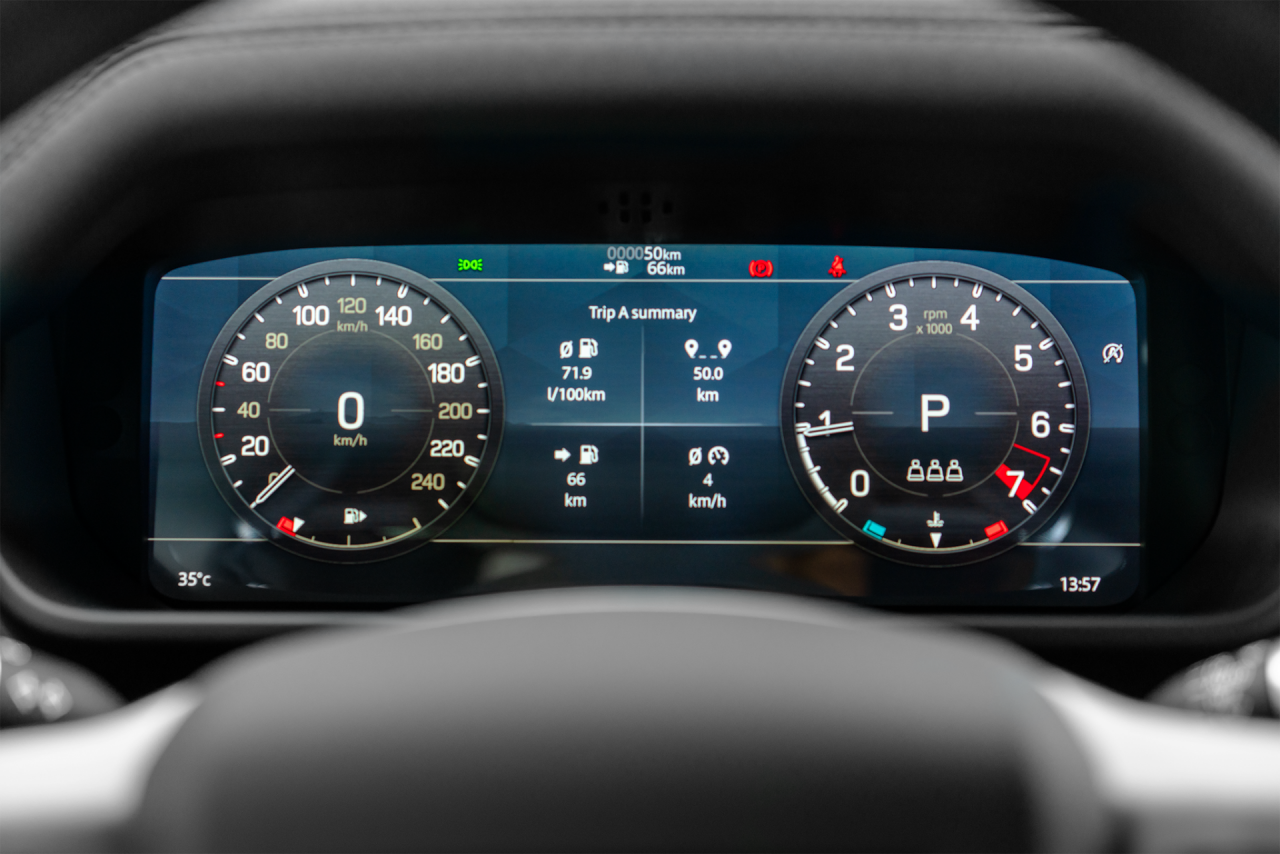 Land Rover Defender 90 ra mắt, giá khởi điểm gần 4 tỷ đồng Land Rover Defender 90 ra mắt, giá khởi điểm gần 4 tỷ đồng