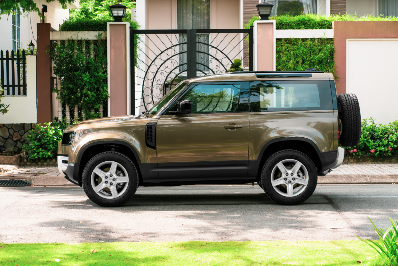 Land Rover Defender 90 ra mắt, giá khởi điểm gần 4 tỷ đồng Land Rover Defender 90 ra mắt, giá khởi điểm gần 4 tỷ đồng