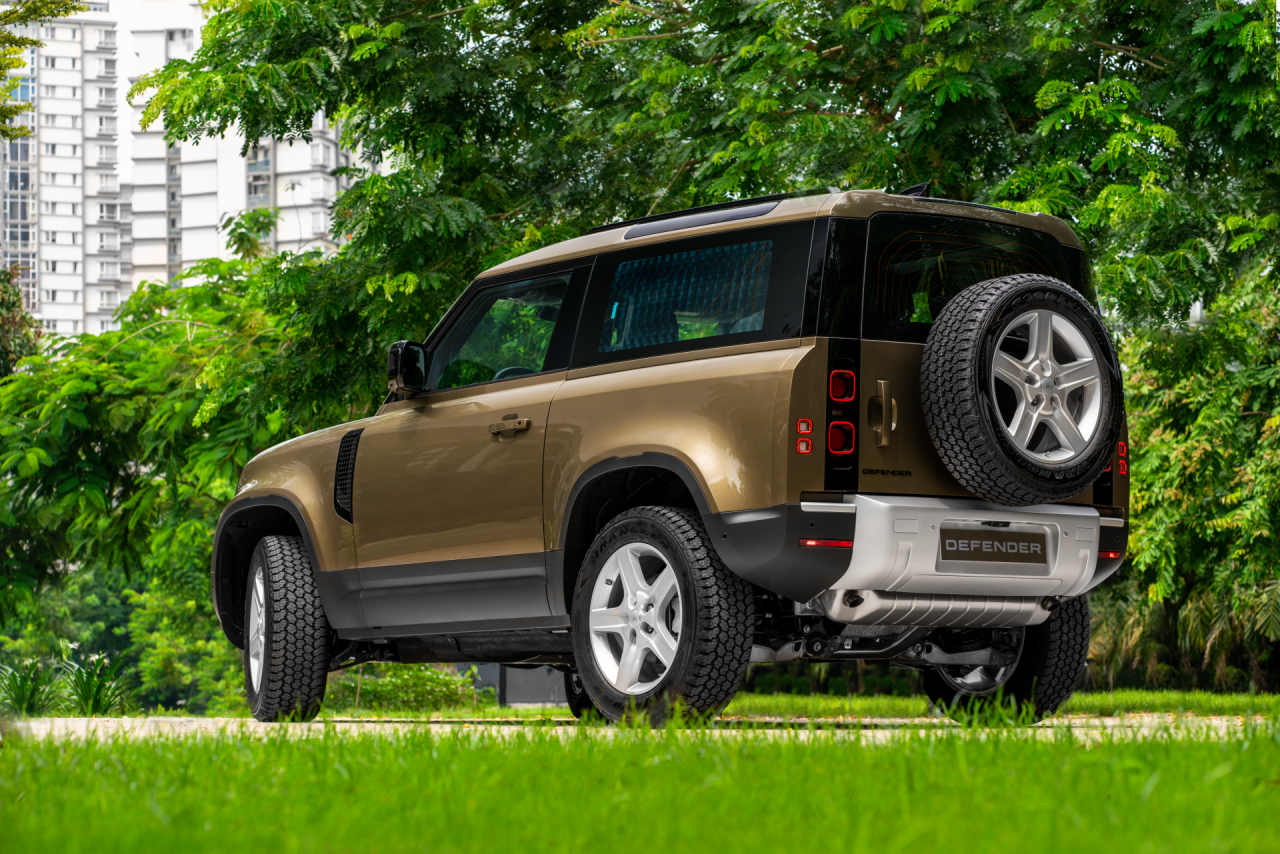 Land Rover Defender 90 ra mắt, giá khởi điểm gần 4 tỷ đồng Land Rover Defender 90 ra mắt, giá khởi điểm gần 4 tỷ đồng