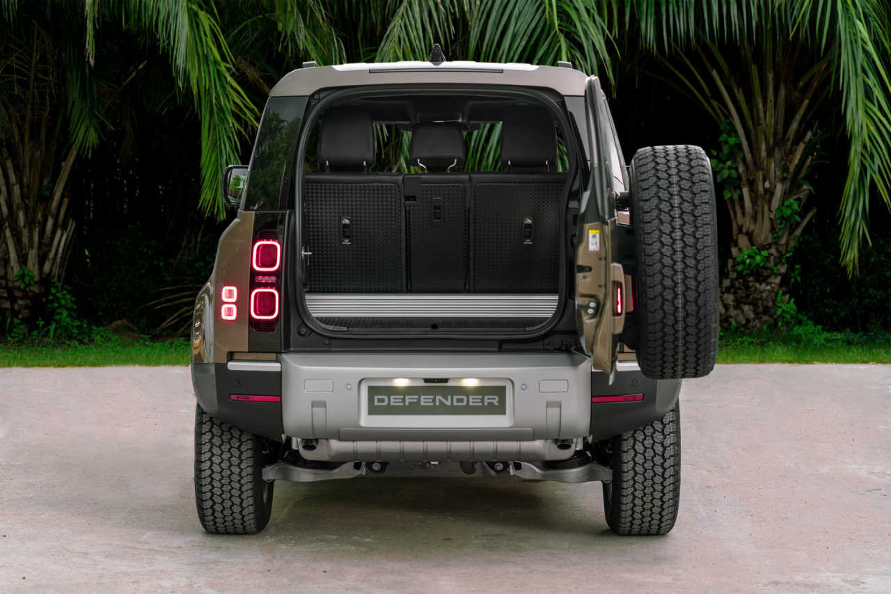 Land Rover Defender 90 ra mắt, giá khởi điểm gần 4 tỷ đồng