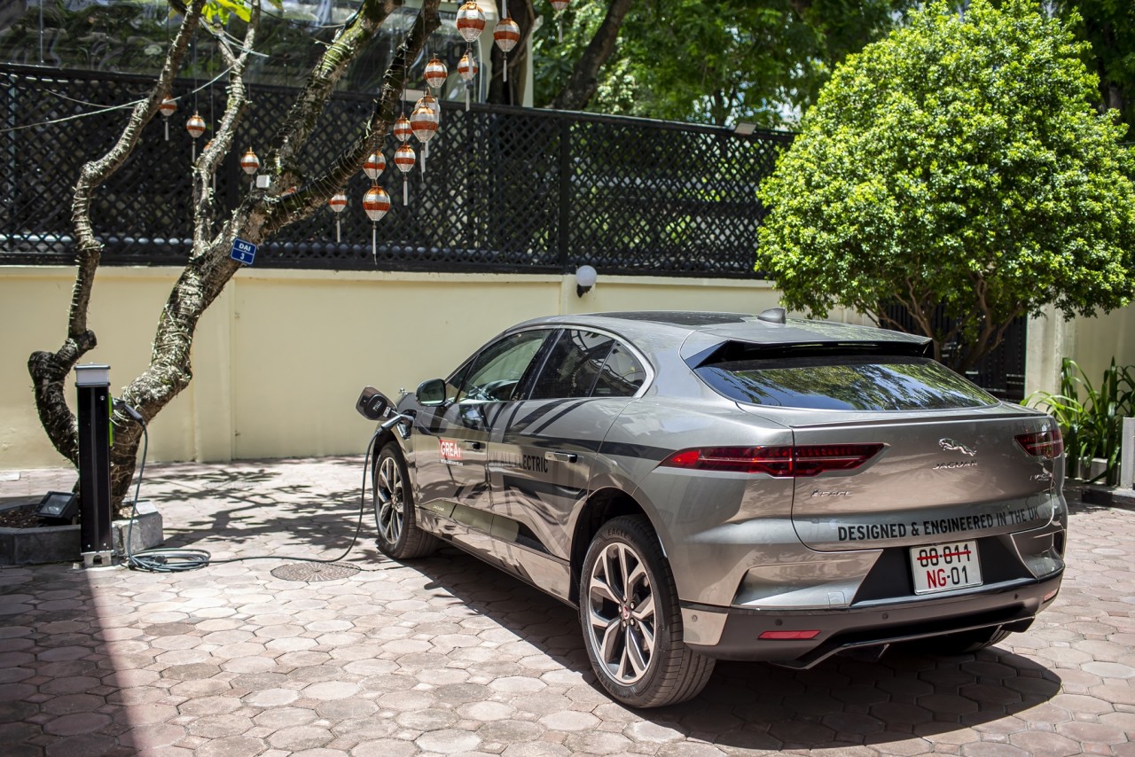 Đại sứ quán Anh nhận xe điện Jaguar I Pace