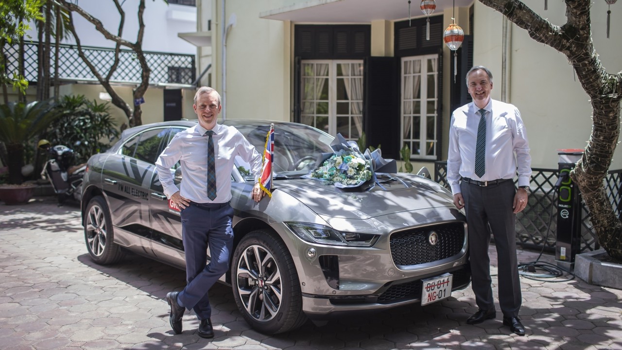 Đại sứ quán Anh nhận xe điện Jaguar I-Pace