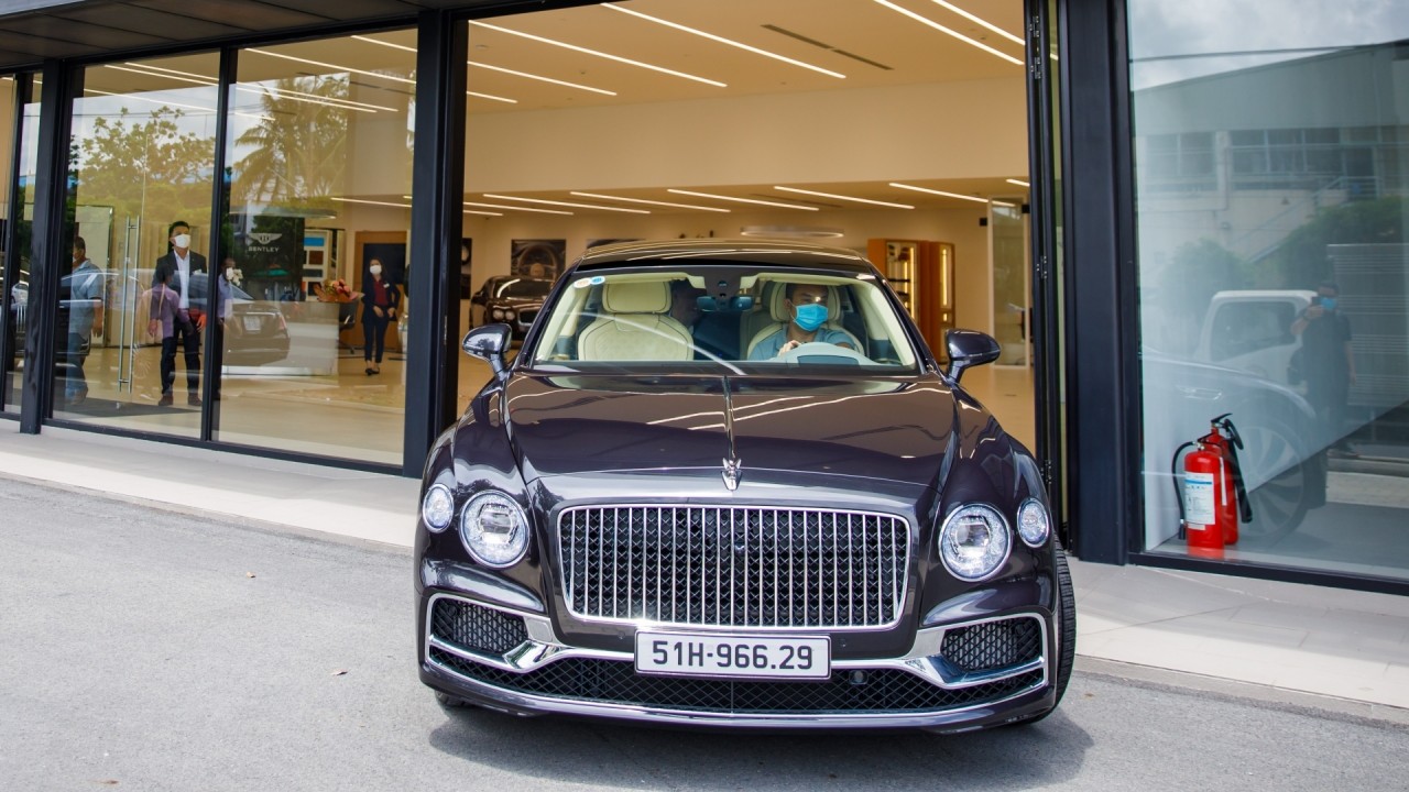 Hai đại gia Việt chi 40 tỷ đồng tậu hai chiếc Bentley Flying Spur V8 First Edition chính hãng