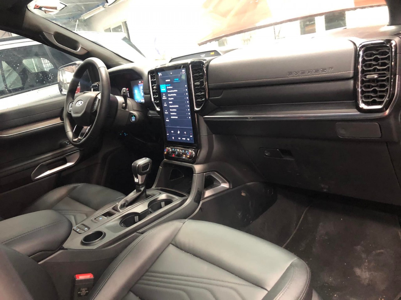 Lộ thông số kỹ thuật Ford Everest sắp ra mắt tại Việt Nam Lộ thông số kỹ thuật Ford Everest sắp ra mắt tại Việt Nam