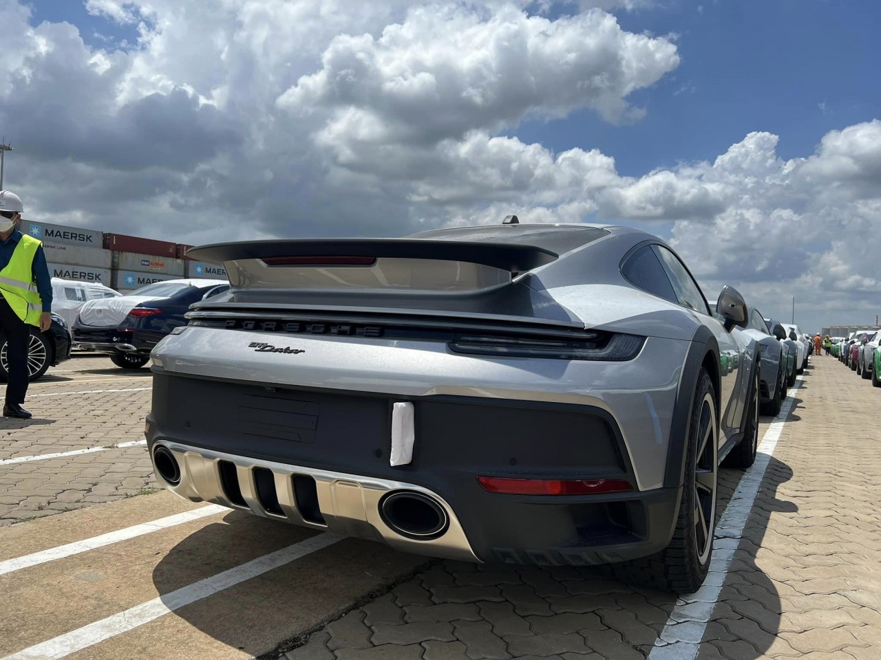 Chủ nhân Porsche 911 Dakar đầu tiên Việt Nam: Chủ nhân Porsche 911 Dakar đầu tiên Việt Nam: