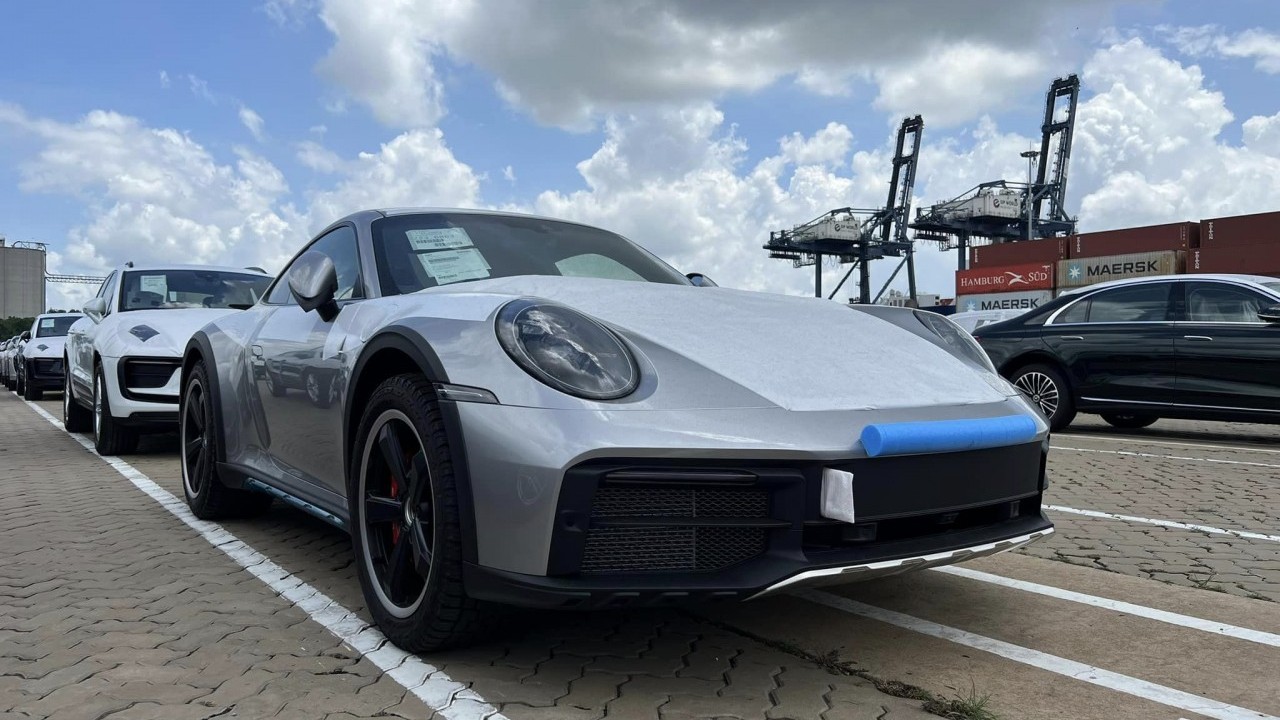 Porsche 911 Dakar đầu tiên Việt Nam là một chiếc xe đua offroad với những dấu ấn cá nhân hóa