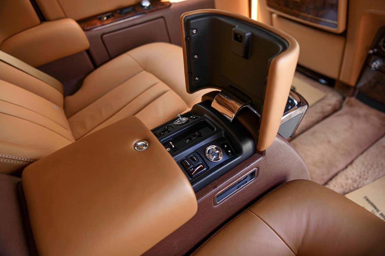 Cận cảnh Rolls-Royce Phantom Lửa Thiêng đấu giá 7 lần vẫn không ai mua Cận cảnh Rolls Royce Phantom Lửa Thiêng đấu giá 7 lần vẫn không ai mua