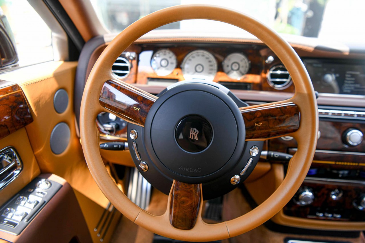 Cận cảnh Rolls-Royce Phantom Lửa Thiêng đấu giá 7 lần vẫn không ai mua Cận cảnh Rolls Royce Phantom Lửa Thiêng đấu giá 7 lần vẫn không ai mua