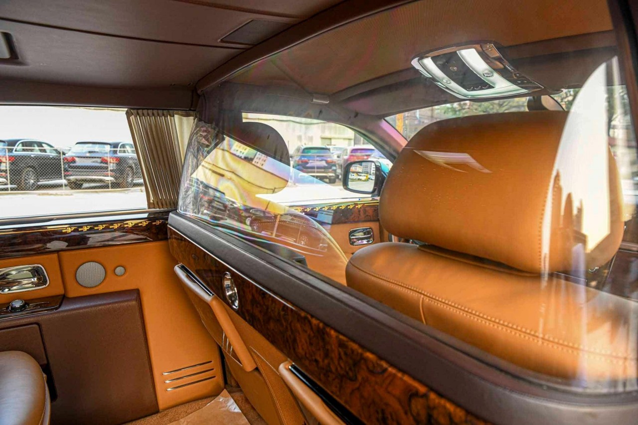 Cận cảnh Rolls-Royce Phantom Lửa Thiêng đấu giá 7 lần vẫn không ai mua Cận cảnh Rolls Royce Phantom Lửa Thiêng đấu giá 7 lần vẫn không ai mua