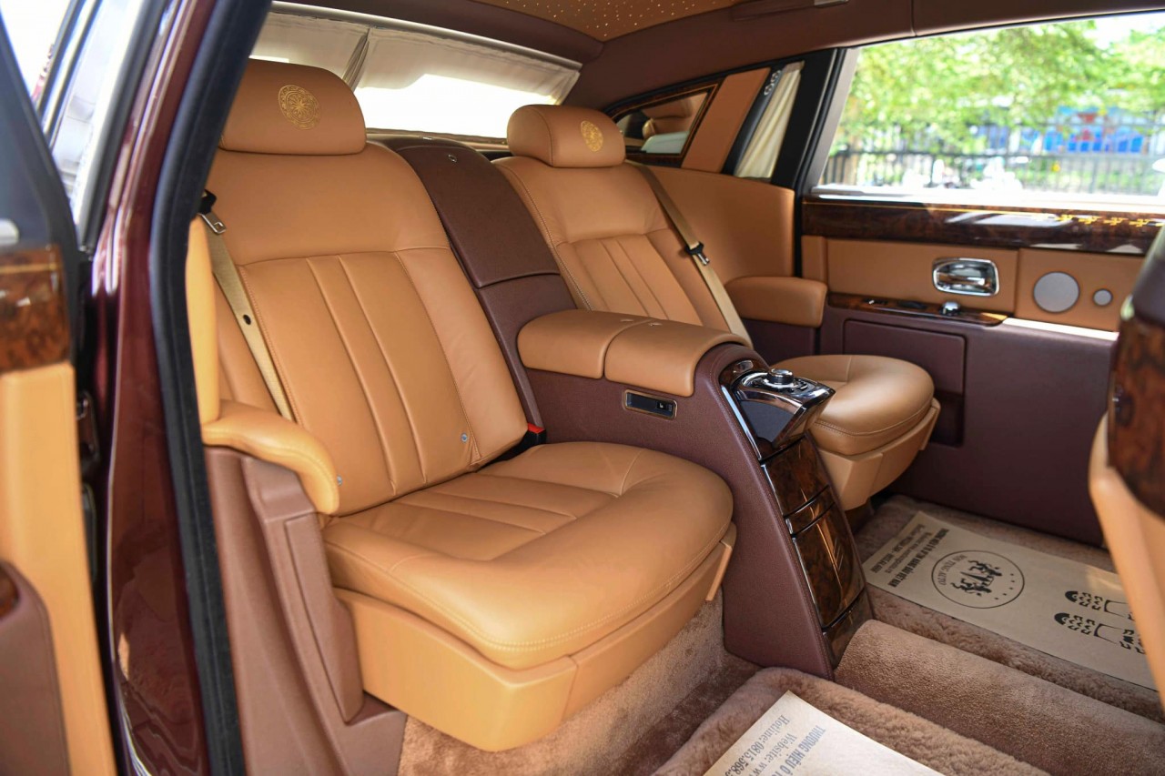 Cận cảnh Rolls-Royce Phantom Lửa Thiêng đấu giá 7 lần vẫn không ai mua Cận cảnh Rolls-Royce Phantom Lửa Thiêng đấu giá 7 lần vẫn không ai mua