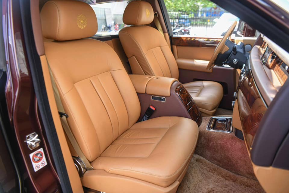 Cận cảnh Rolls-Royce Phantom Lửa Thiêng đấu giá 7 lần vẫn không ai mua Cận cảnh Rolls-Royce Phantom Lửa Thiêng đấu giá 7 lần vẫn không ai mua