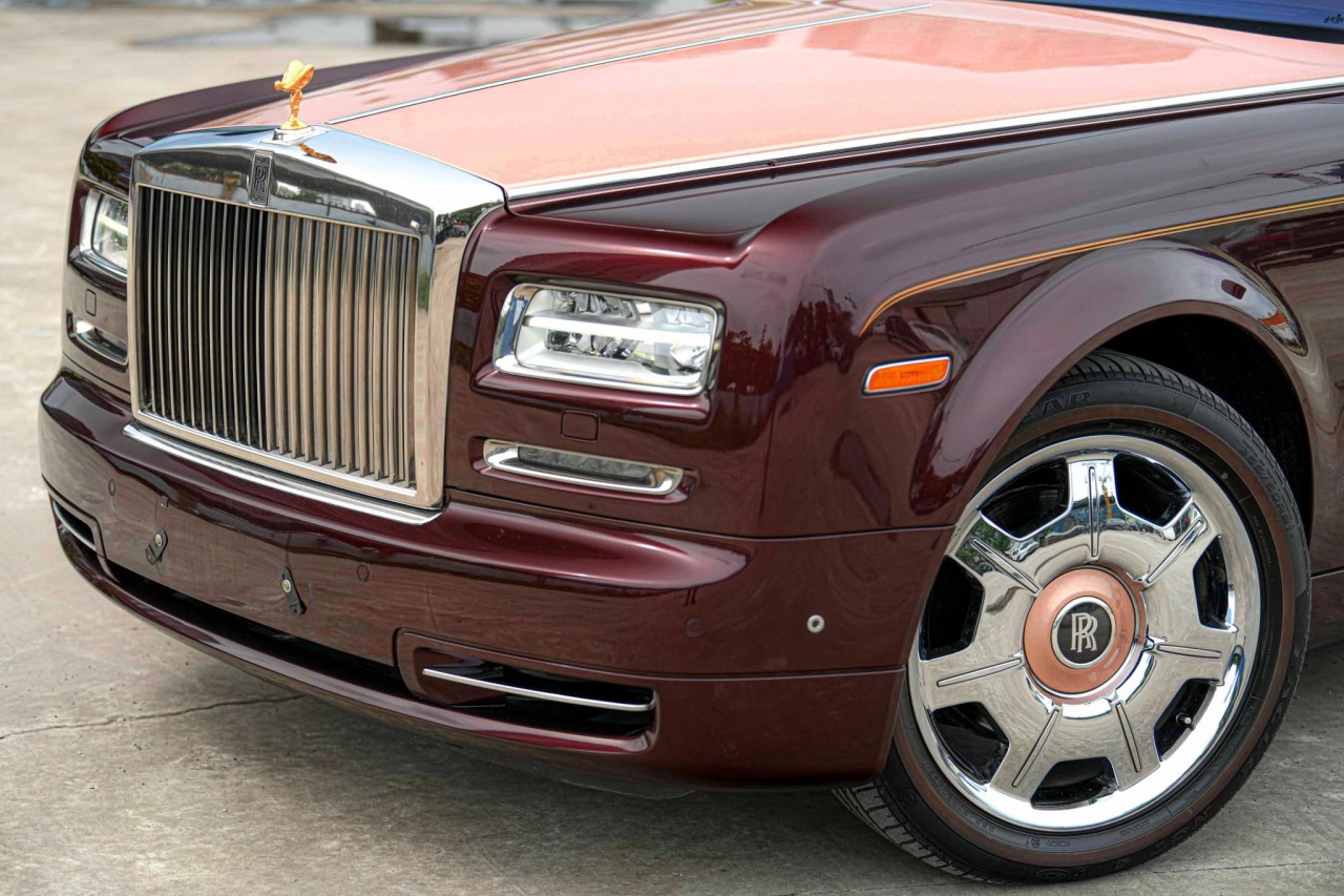 Cận cảnh Rolls-Royce Phantom Lửa Thiêng đấu giá 7 lần vẫn không ai mua Cận cảnh Rolls-Royce Phantom Lửa Thiêng đấu giá 7 lần vẫn không ai mua
