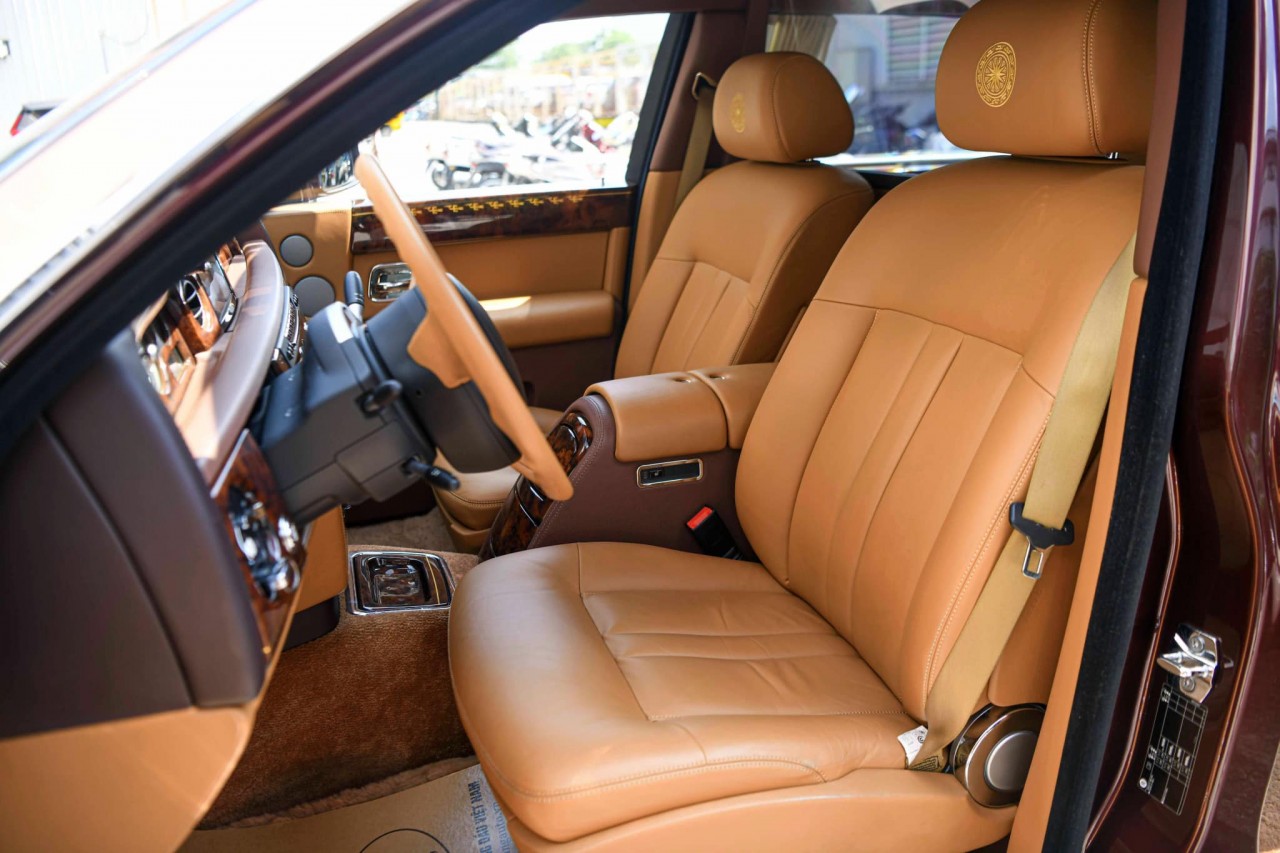 Cận cảnh Rolls-Royce Phantom Lửa Thiêng đấu giá 7 lần vẫn không ai mua Cận cảnh Rolls Royce Phantom Lửa Thiêng đấu giá 7 lần vẫn không ai mua
