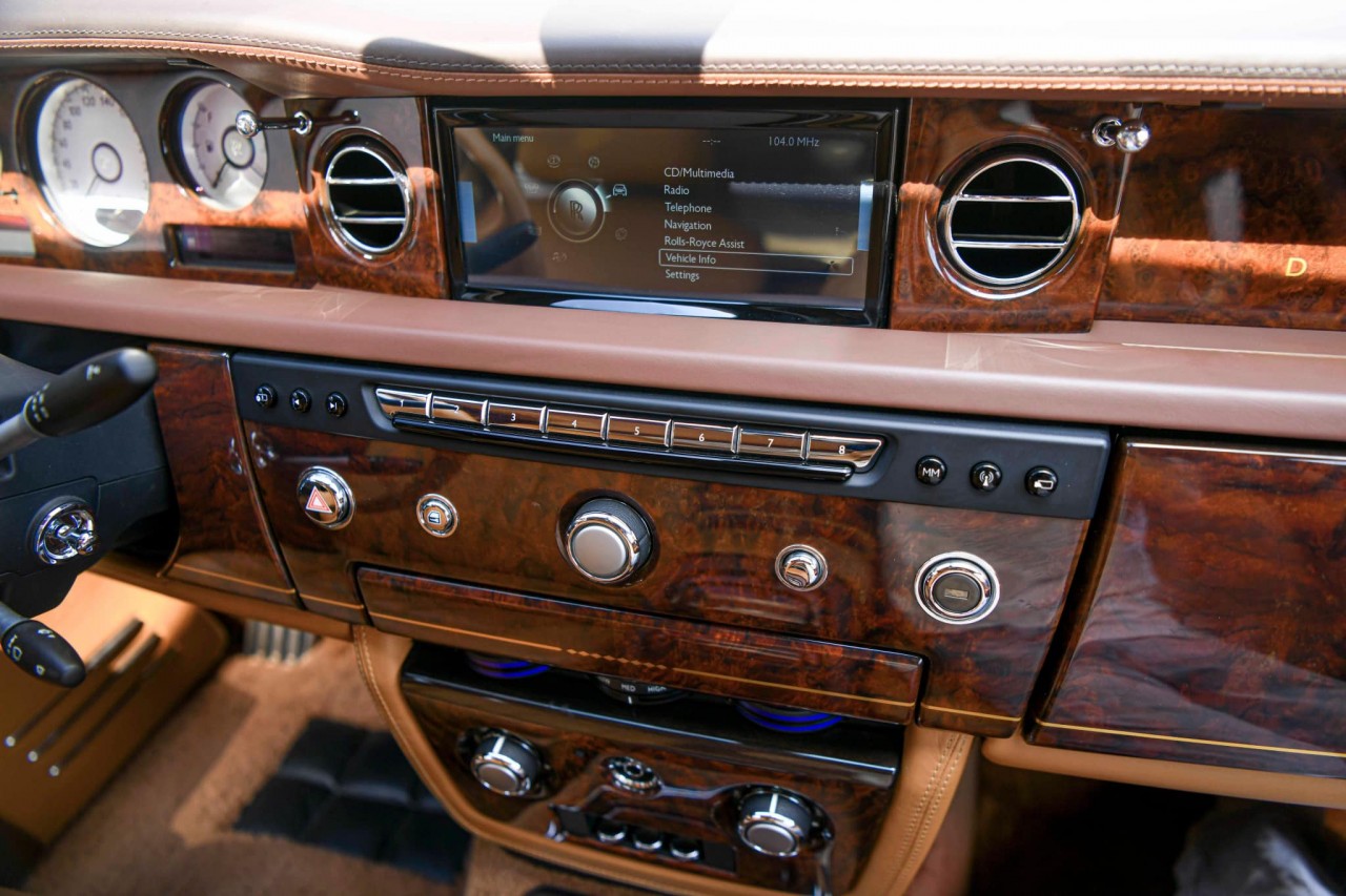 Cận cảnh Rolls-Royce Phantom Lửa Thiêng đấu giá 7 lần vẫn không ai mua Cận cảnh Rolls Royce Phantom Lửa Thiêng đấu giá 7 lần vẫn không ai mua