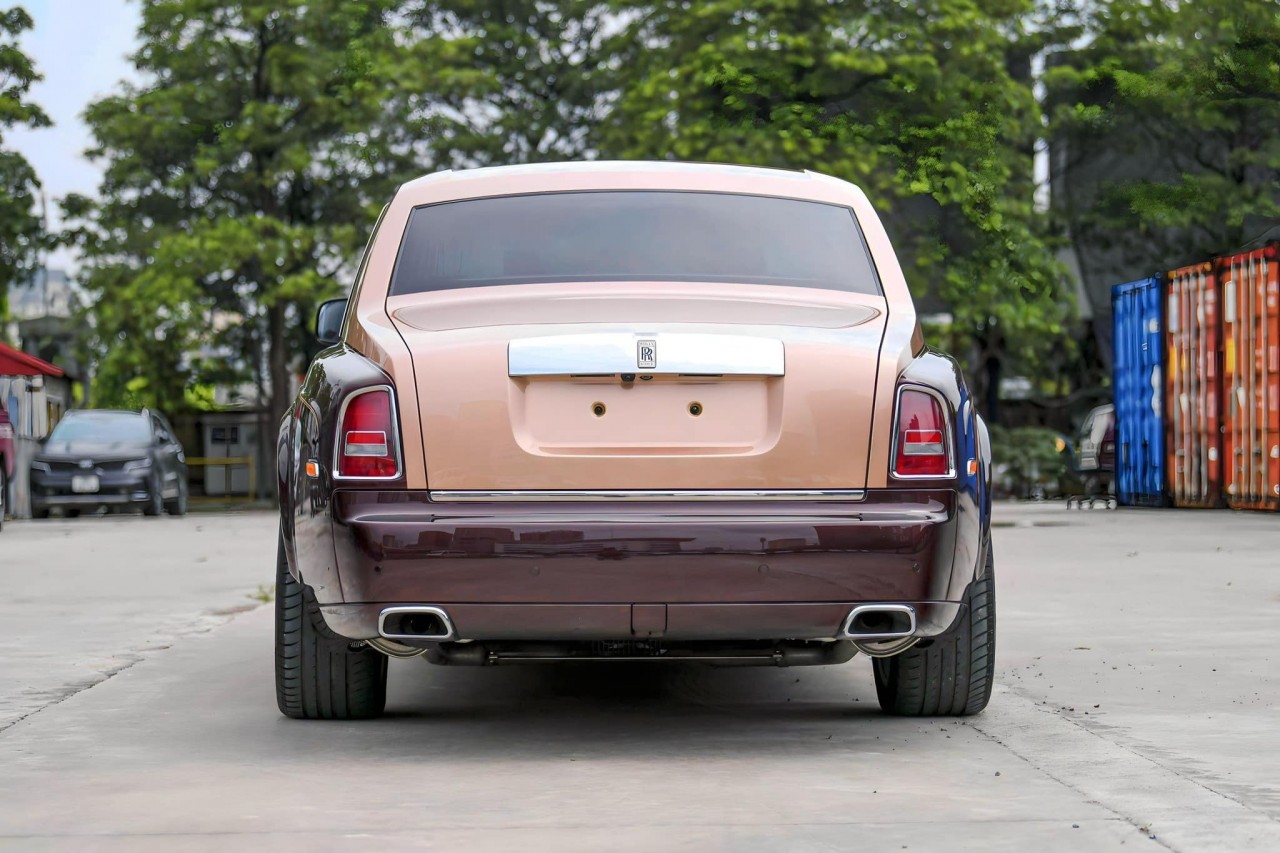 Cận cảnh Rolls-Royce Phantom Lửa Thiêng đấu giá 7 lần vẫn không ai mua Cận cảnh Rolls Royce Phantom Lửa Thiêng đấu giá 7 lần vẫn không ai mua