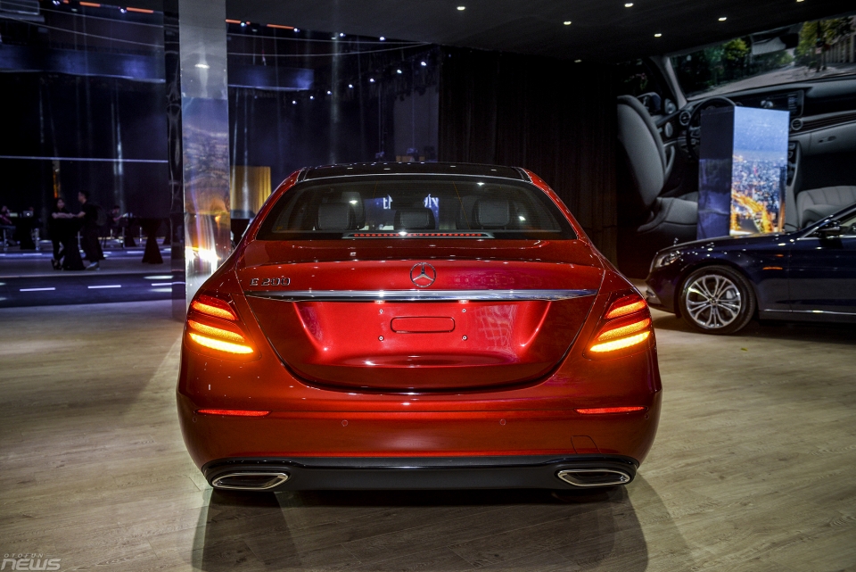 mercedes benz ra mat e200 sport gia ban 2317 ty dong