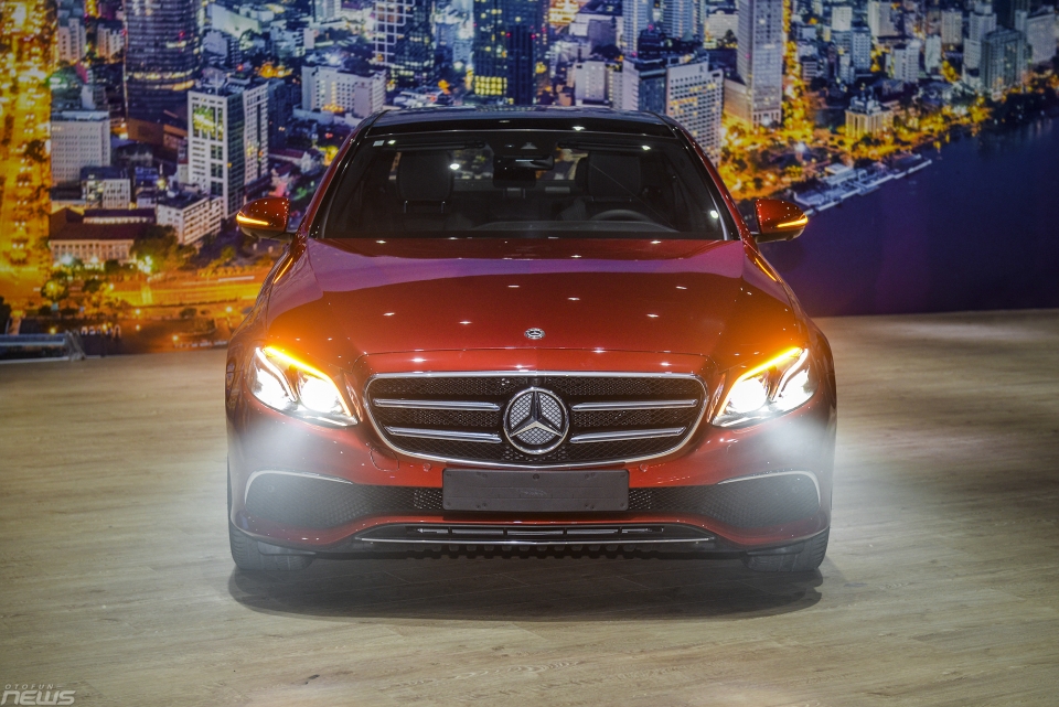 mercedes benz ra mat e200 sport gia ban 2317 ty dong