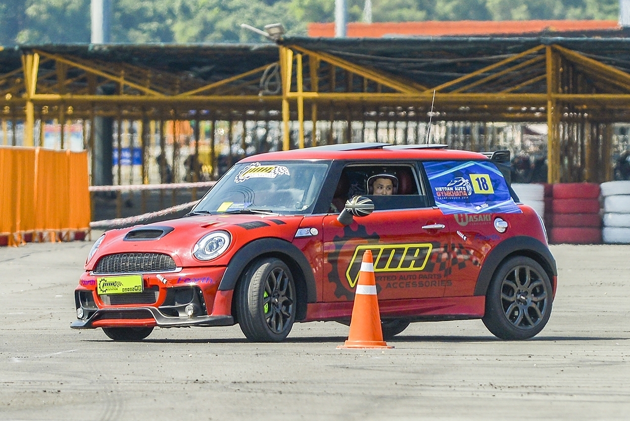 Nữ VĐV xinh đẹp và chiếc Mini Cooper xanh mint: Lời "thách đấu" ngọt ngào của giải TC Motor GOC 2020 nu vdv xinh dep va chiec mini cooper xanh mint loi thach dau ngot ngao cua giai tc motor goc 2020