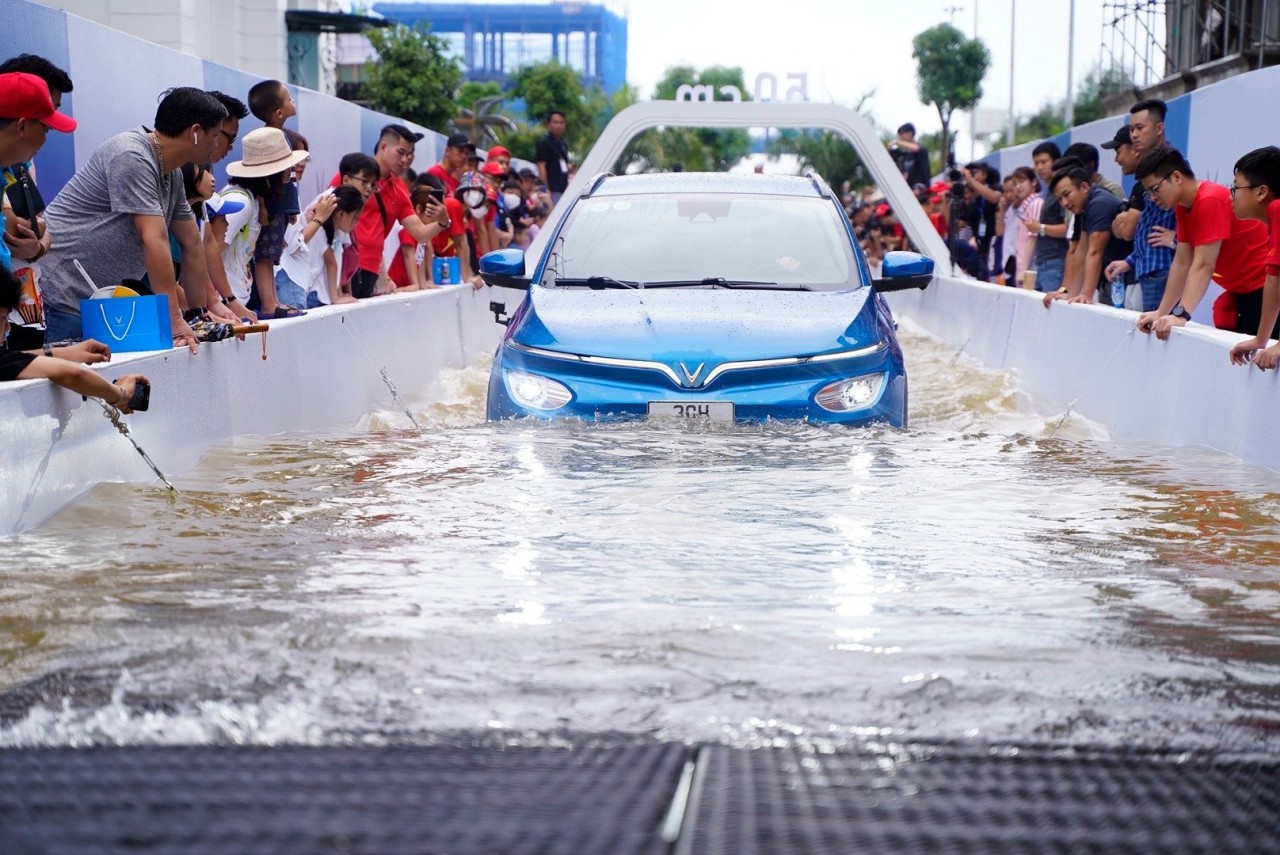 Ấn tượng màn biểu diễn lội nước của xe điện VinFast VF e34