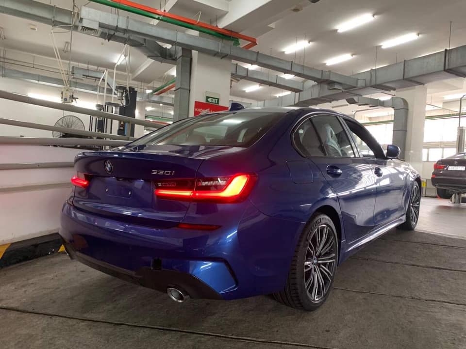 bmw 330i m sport ve nuoc san sang thach dau c300 amg