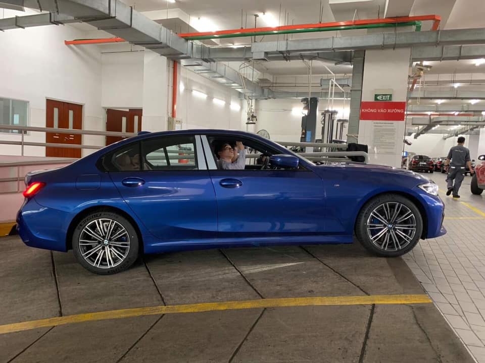 bmw 330i m sport ve nuoc san sang thach dau c300 amg