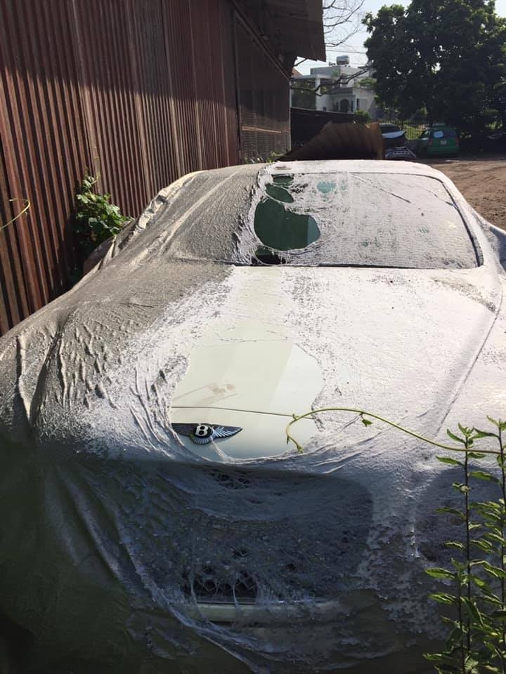 Siêu xe Bentley mui trần bị bỏ hoang tại Việt Nam sieu xe bentley mui tran bi bo hoang tai viet nam