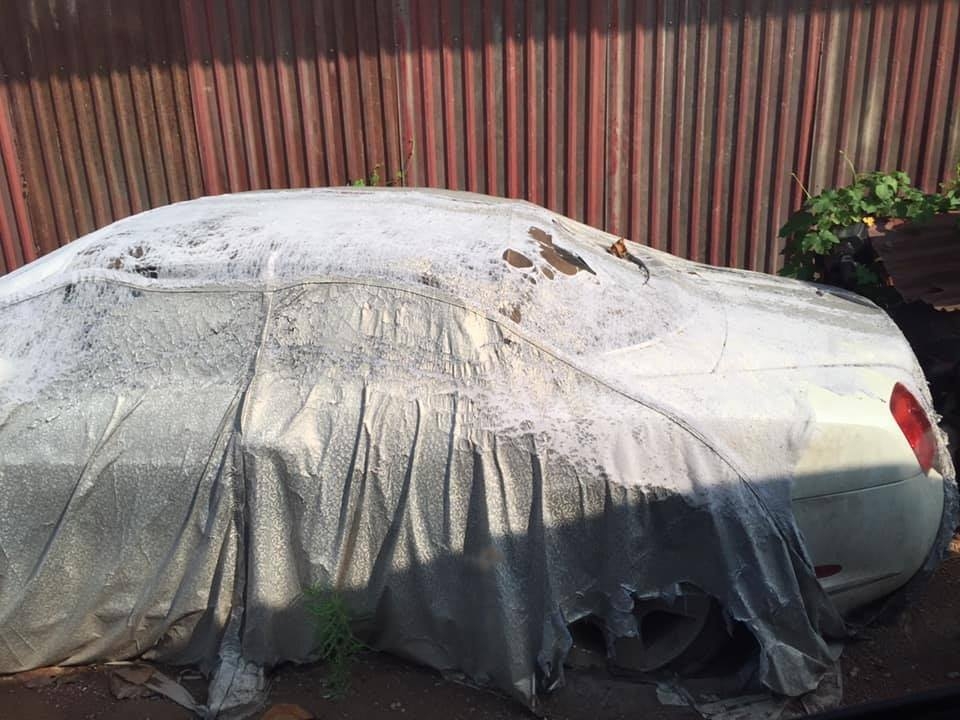 Siêu xe Bentley mui trần bị bỏ hoang tại Việt Nam sieu xe bentley mui tran bi bo hoang tai viet nam