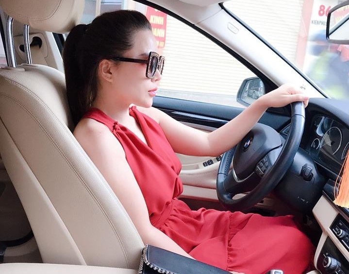 ba chu tham my vien choi lon tang khach hang bmw 530i gia 3 ty dong