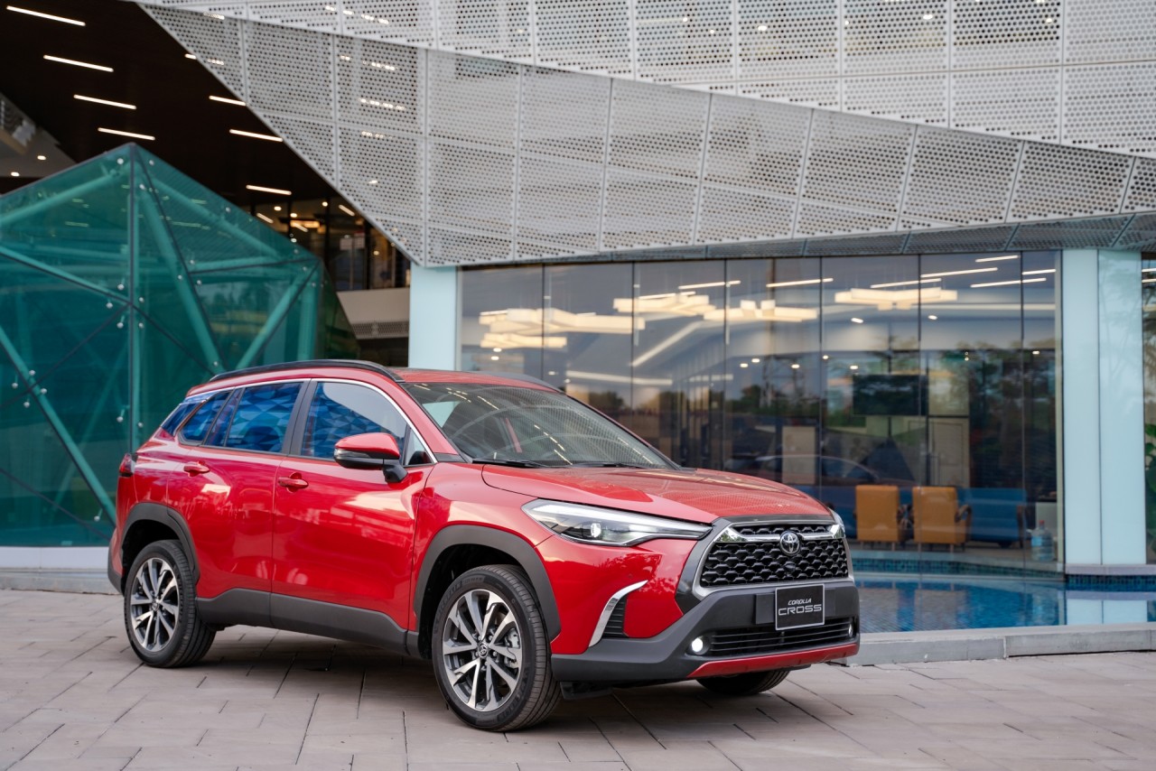 Toyota Corolla Cross ra mắt: Có tùy chọn động cơ hybrid, giá bán 720-918 triệu đồng toyota corolla cross ra mat co tuy chon dong co hybrid gia ban 720 918 trieu dong