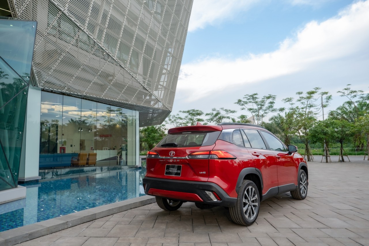 Toyota Corolla Cross ra mắt: Có tùy chọn động cơ hybrid, giá bán 720-918 triệu đồng toyota corolla cross ra mat co tuy chon dong co hybrid gia ban 720 918 trieu dong