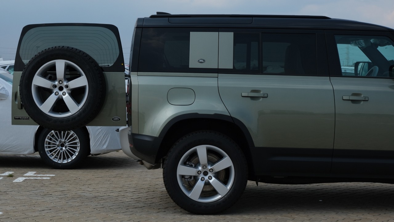 land rover defender hoan toan moi xuat hien tai viet nam