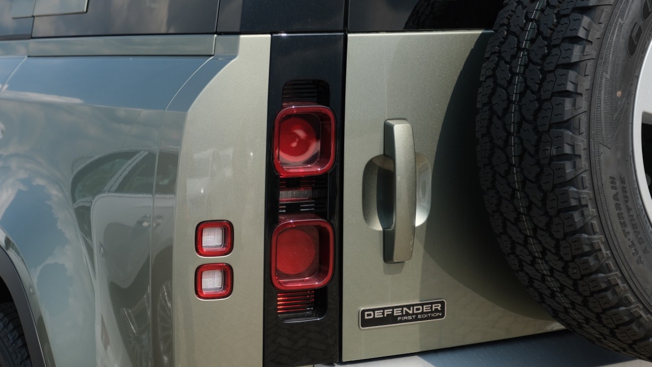 land rover defender hoan toan moi xuat hien tai viet nam