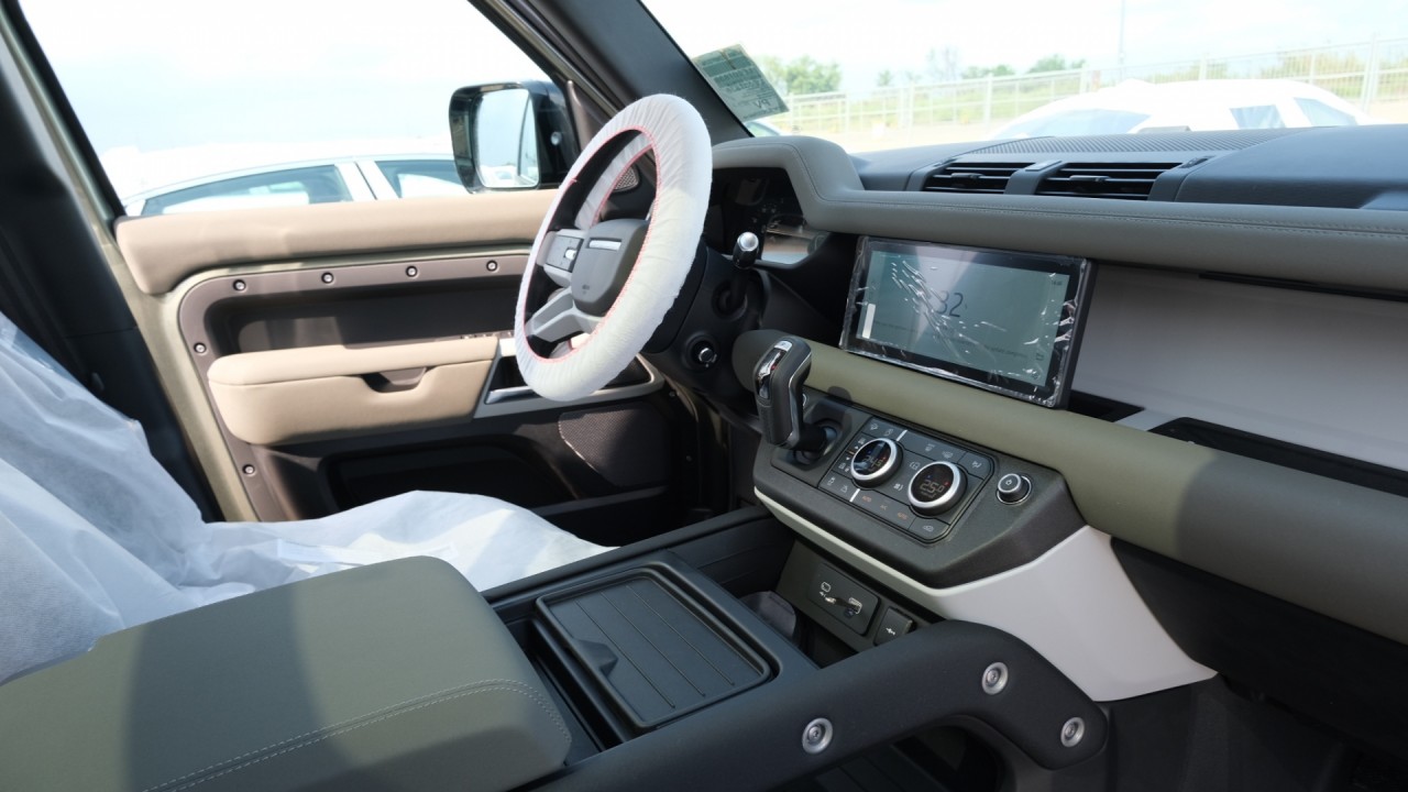 land rover defender hoan toan moi xuat hien tai viet nam