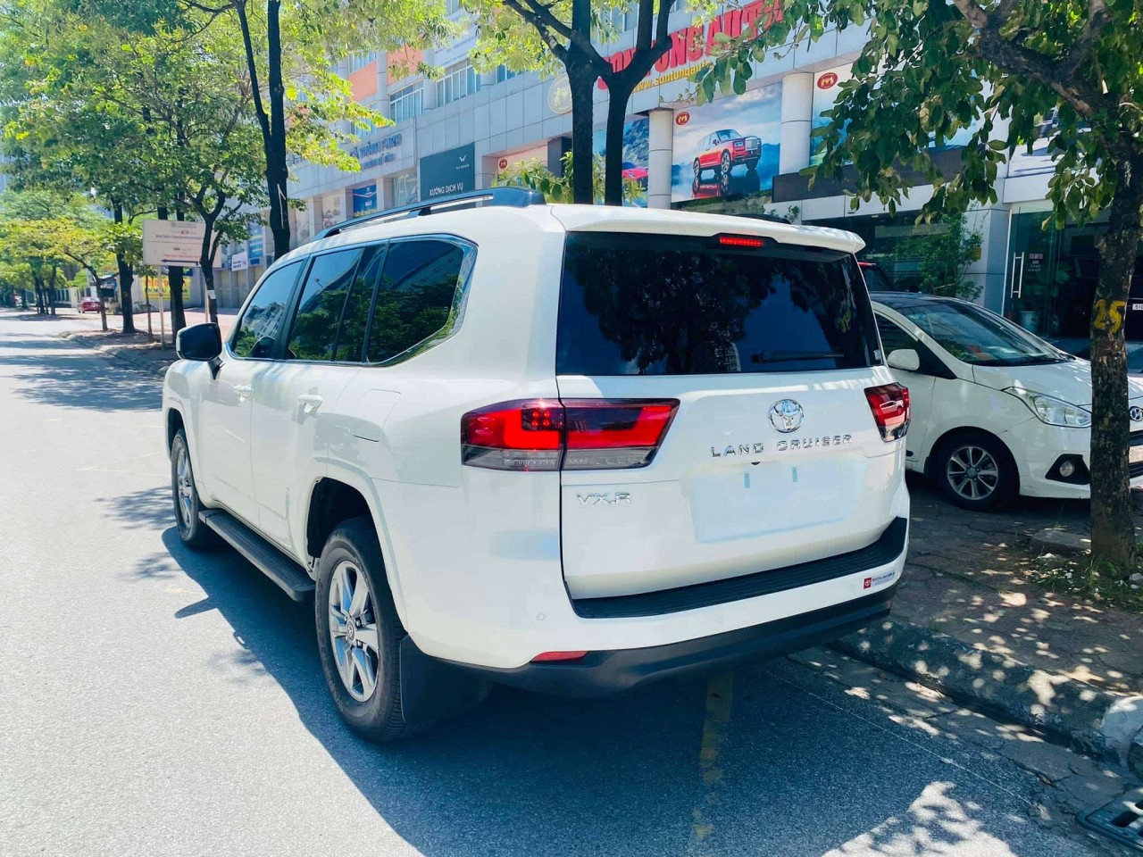 Toyota Land Cruiser 300 2023 âm thầm tăng giá tại Việt Nam Toyota Land Cruiser 300 2023 âm thầm tăng giá tại Việt Nam