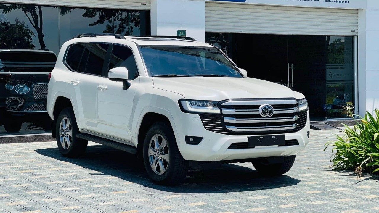 Toyota Land Cruiser 300 2023 âm thầm tăng giá tại Việt Nam
