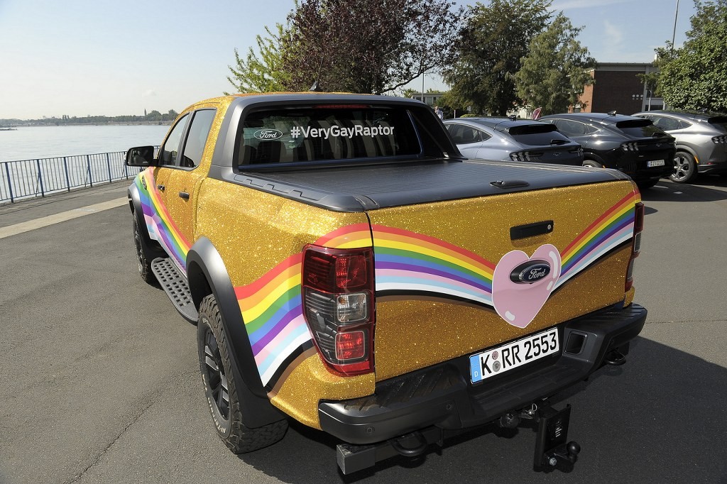 Ford Ranger Raptor phiên bản "Very Gay" cho người đồng tính Ford Ranger Raptor phiên bản "Very Gay" cho người đồng tính