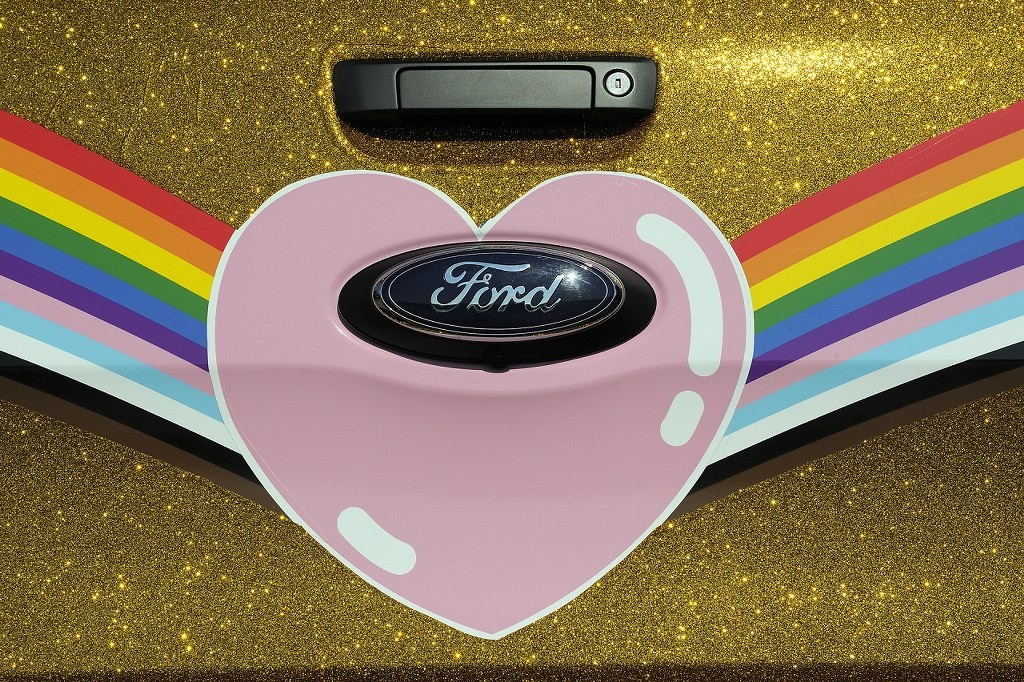 Ford Ranger Raptor phiên bản "Very Gay" cho người đồng tính Ford Ranger Raptor phiên bản "Very Gay" cho người đồng tính
