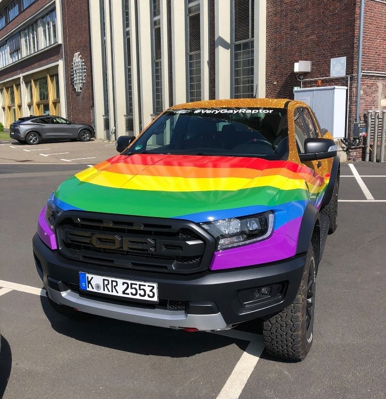 Ford Ranger Raptor phiên bản "Very Gay" cho người đồng tính Ford Ranger Raptor phiên bản "Very Gay" cho người đồng tính