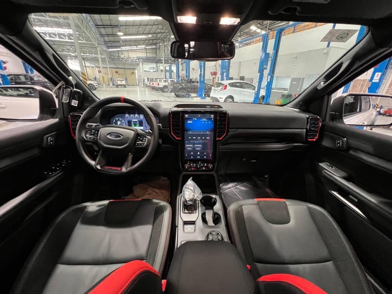 Ford Ranger Raptor động cơ V6 3.0L bất ngờ xuất hiện tại Cambodia
