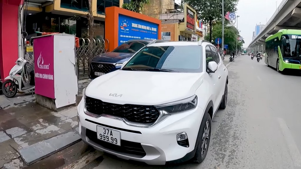 Trả 2,7 tỷ vẫn không mua được Kia Sonet biển ngũ quý 9