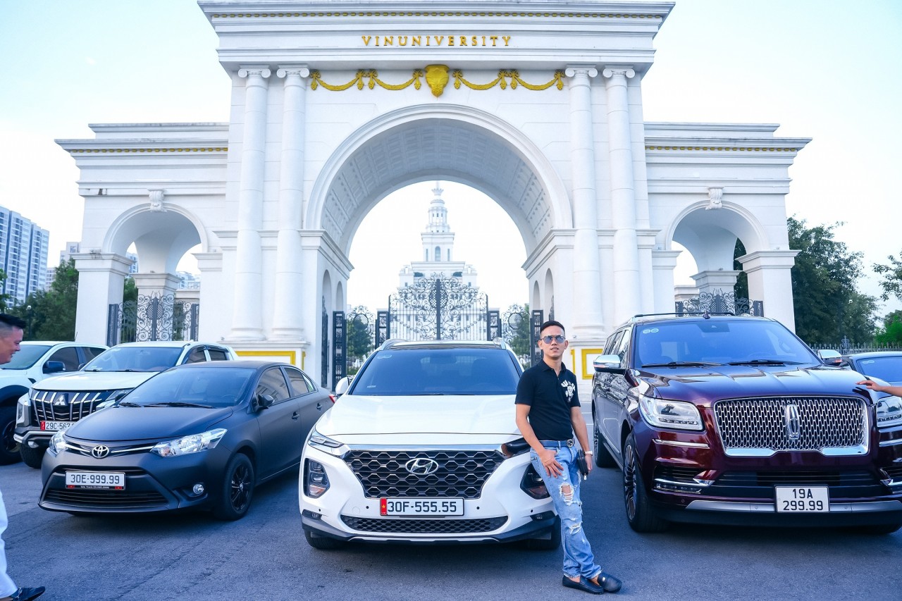 Nhiều người buồn và hụt hẫng khi phiên đấu giá biển số tạm hoãn Nhiều người buồn và hụt hẫng khi phiên đấu giá biển số tạm hoãn
