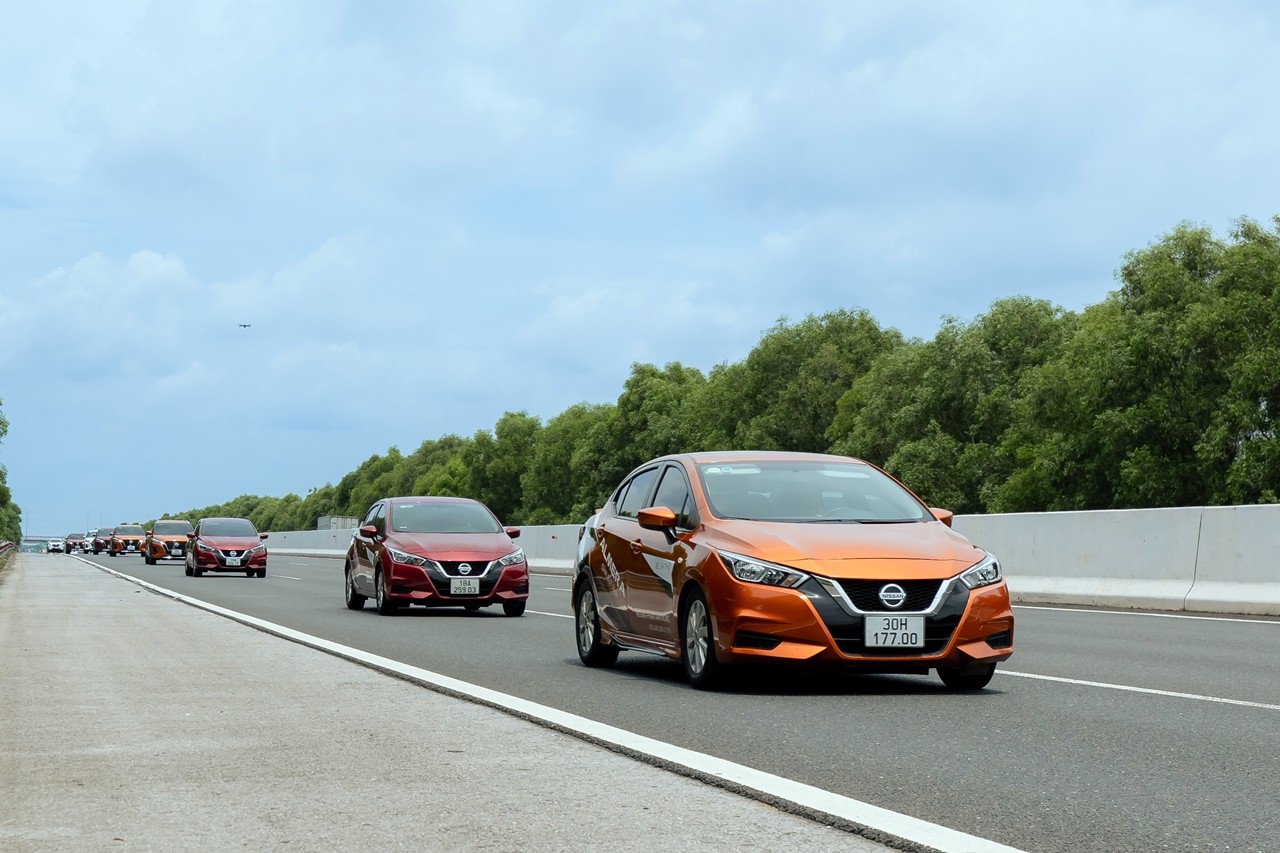 Bộ ba xe Nissan trải nghiệm đường cao tốc đẹp nhất Việt Nam Bộ ba xe Nissan trải nghiệm đường cao tốc đẹp nhất Việt Nam