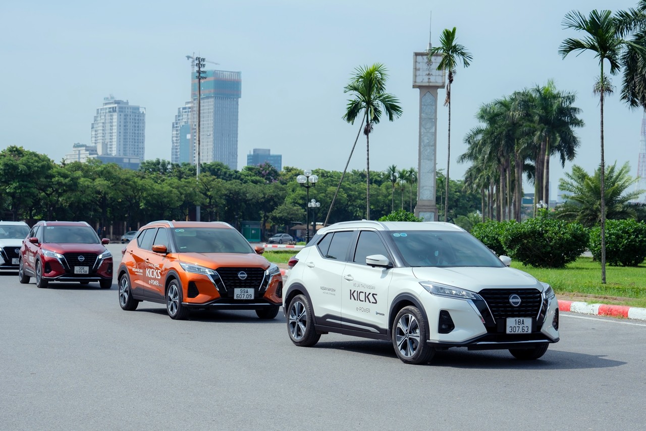 Bộ ba xe Nissan trải nghiệm đường cao tốc đẹp nhất Việt Nam Bộ ba xe Nissan trải nghiệm đường cao tốc đẹp nhất Việt Nam