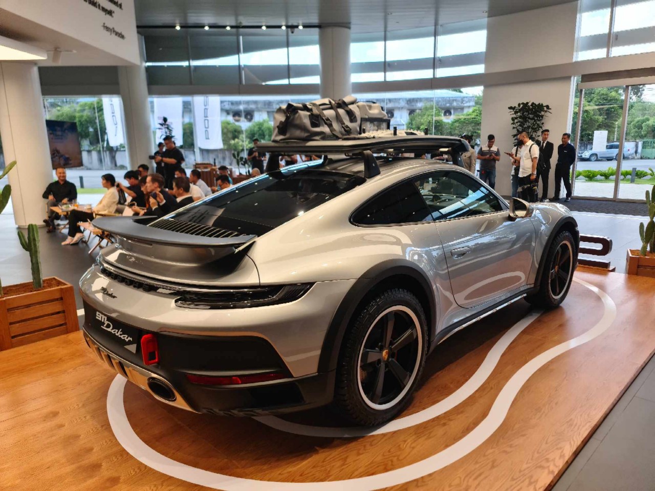 Porsche 911 Dakar 2023 ra mắt 'dân chơi' Việt với giá hơn 15 tỷ đồng Porsche 911 Dakar 2023 ra mắt 'dân chơi' Việt với giá hơn 15 tỷ đồng