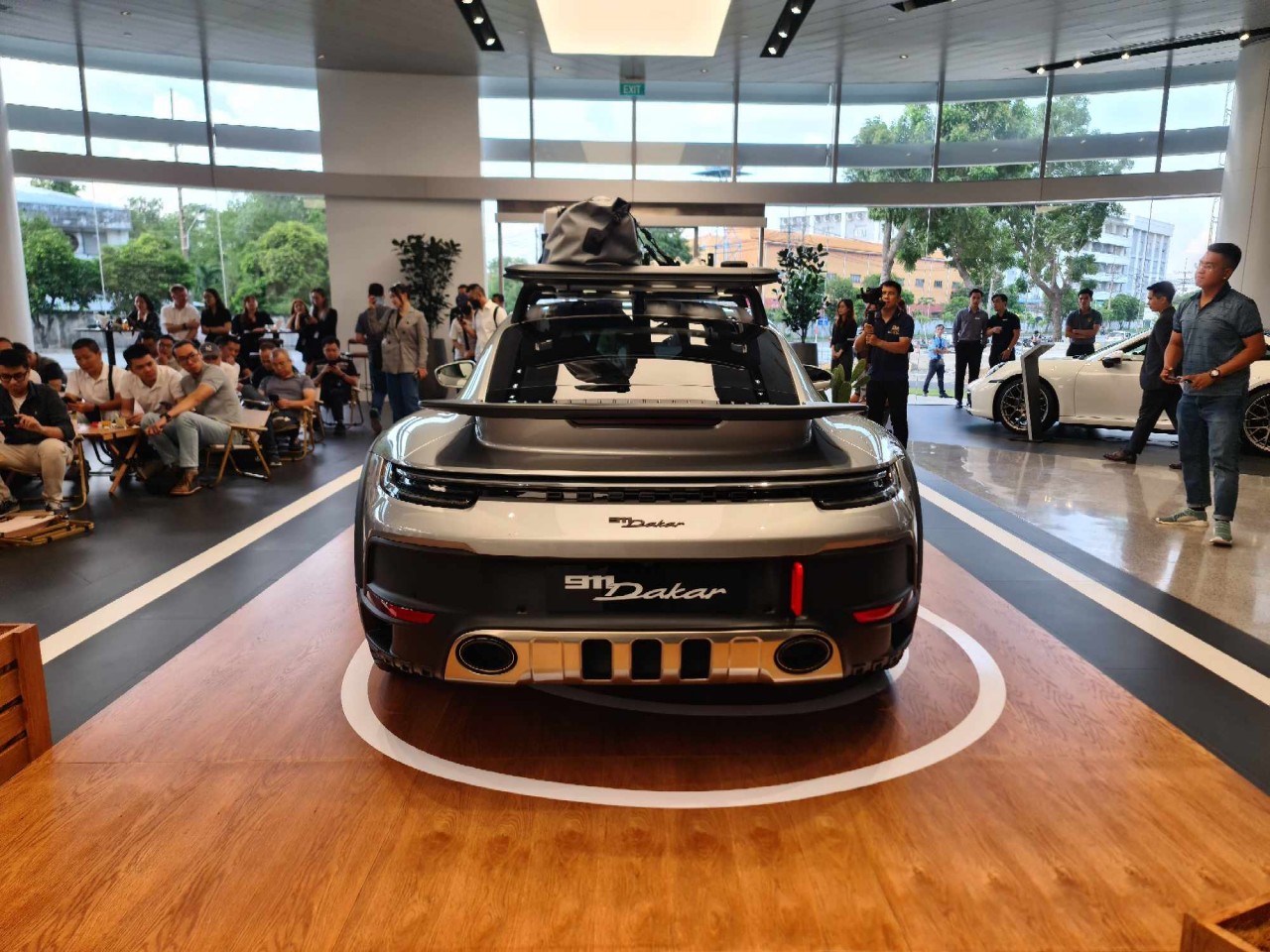 Porsche 911 Dakar 2023 ra mắt 'dân chơi' Việt với giá hơn 15 tỷ đồng Porsche 911 Dakar 2023 ra mắt 'dân chơi' Việt với giá hơn 15 tỷ đồng
