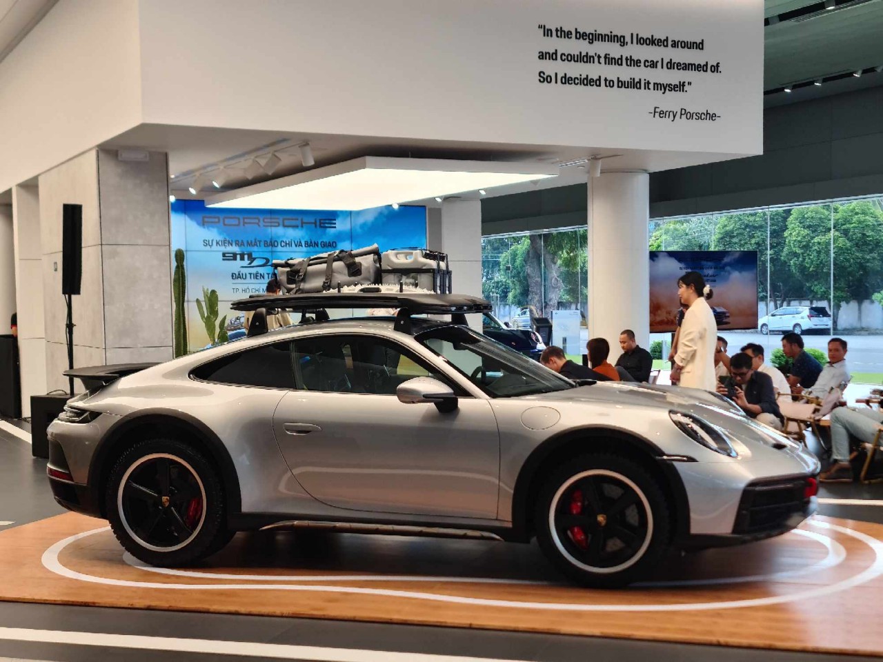 Porsche 911 Dakar 2023 ra mắt 'dân chơi' Việt với giá hơn 15 tỷ đồng Porsche 911 Dakar 2023 ra mắt 'dân chơi' Việt với giá hơn 15 tỷ đồng