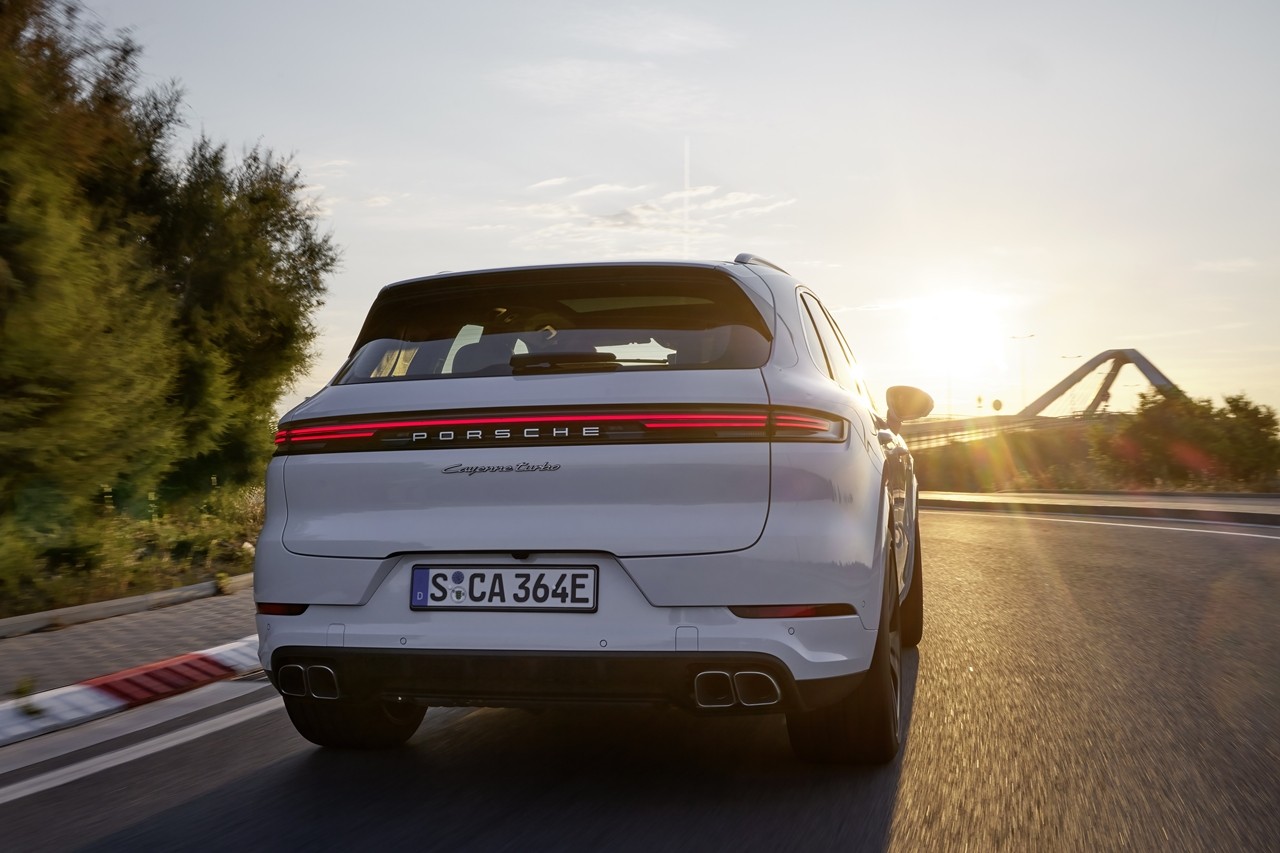 Porsche Cayenne Turbo E-Hybrid 2024 là xe SUV mạnh nhất của hãng Porsche Cayenne Turbo E-Hybrid 2024 là xe SUV mạnh nhất của hãng
