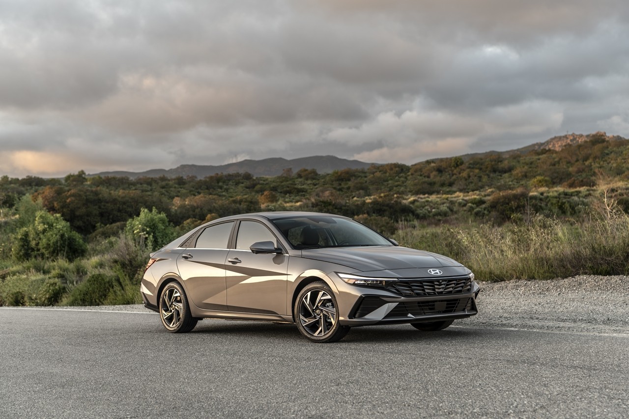 Hyundai Elantra 2024 ra mắt với 4 tùy chọn động cơ Hyundai Elantra 2024 ra mắt với 4 tùy chọn động cơ