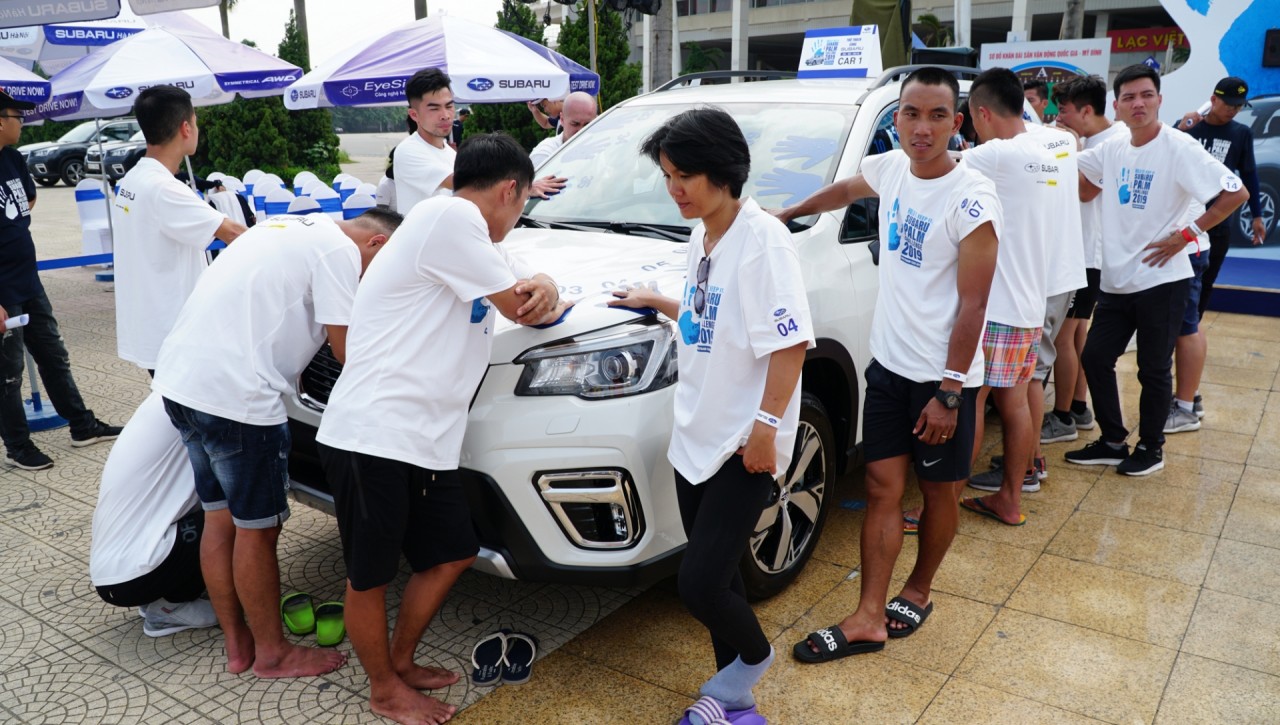 Cuộc thi chạm tay lâu nhất trúng xe Subaru lần đầu diễn ra tại Hà Nội cuoc thi cham tay lau nhat trung xe subaru lan dau dien ra tai ha noi