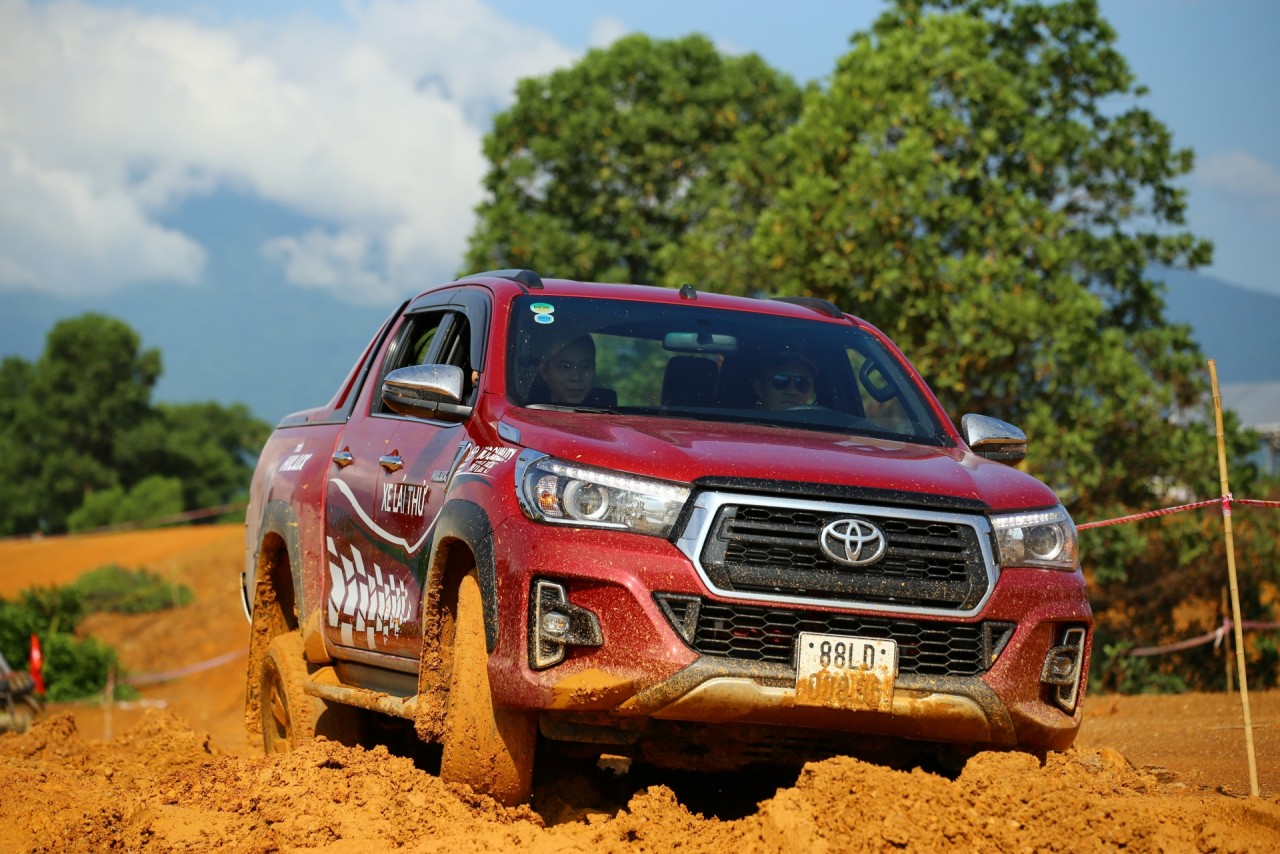 Trải nghiệm lái xe địa hình với Toyota Hilux tại PVOIL VOC 2019 trai nghiem lai xe dia hinh voi toyota hilux tai pvoil voc 2019